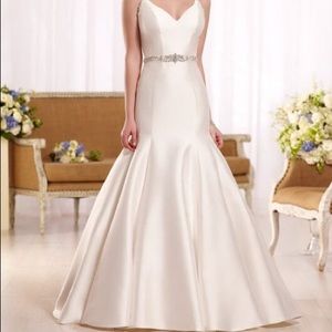 (New) Wedding Dress - Essence of Australia